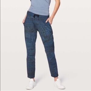 Lululemon On The Fly Pant Linear Flux Battleship Multi, SZ 4